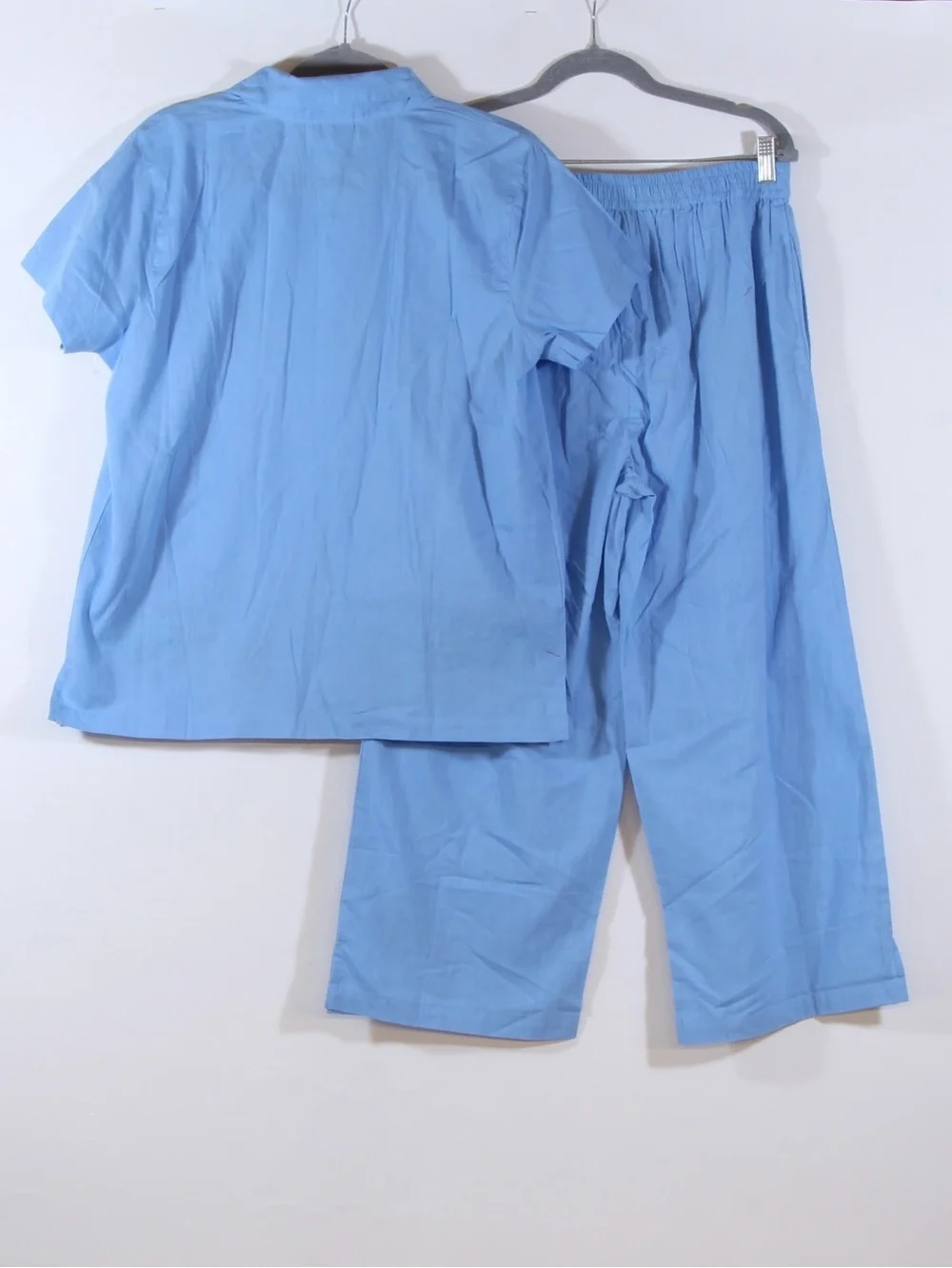 Metropolitan Women's Blue Chambray 2-piece Short Sleeve Shirt and Capri Set NWOT